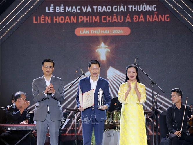 Ban Tổ chức trao Giải “Nam chính xuất sắc” được trao cho diễn viên Thái Hòa trong phim “Con Nhót mót chồng”