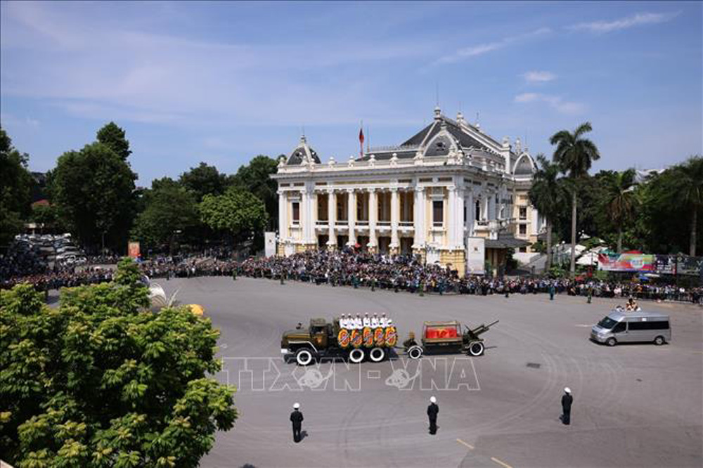 Đoàn xe tang di chuyển qua Quảng trường Cách mạng tháng 8