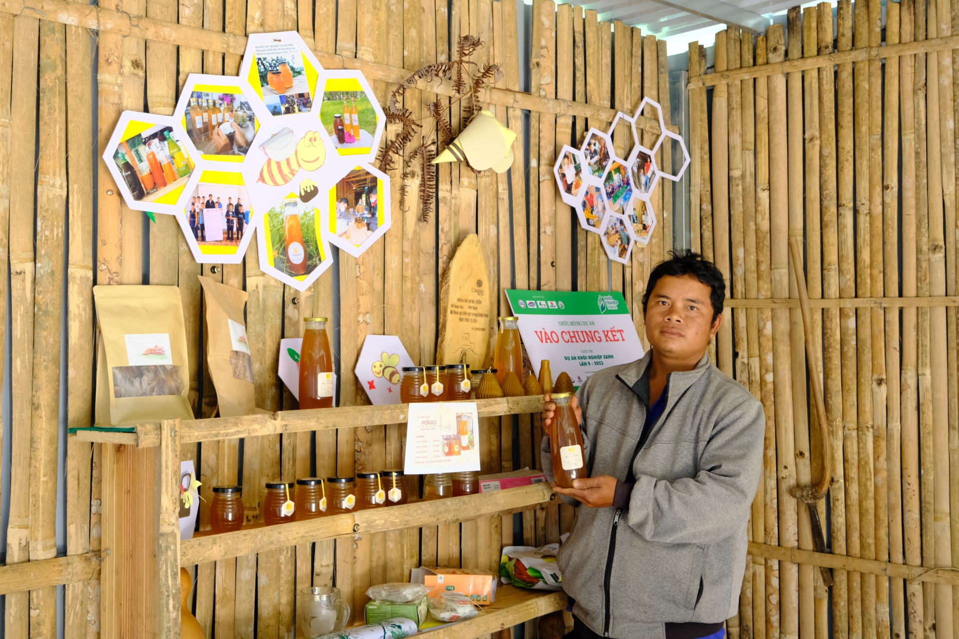 Những người trẻ tại Đưng KNớ đã đứng ra thành lập tổ hợp tác, phát triển sản phẩm mật ong rừng với thương hiệu mật ong PơKao.