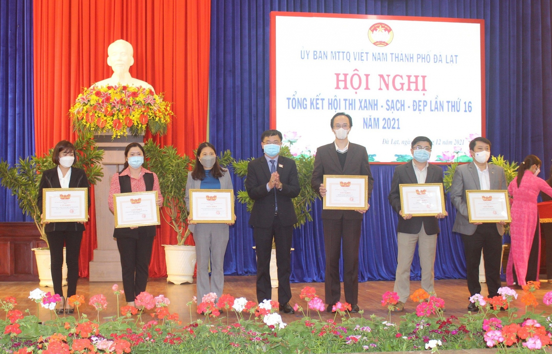 Chủ tịch UBND tp Đà Lạt trao giấy khen cho các tập thể đạt thành tích trong Hội thi xanh - sạch - đẹp