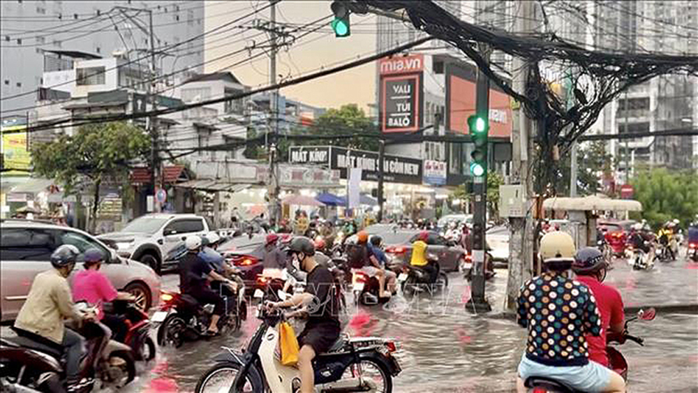 Mưa to khiến nhiều con phố tại thành phố Hồ Chí Minh bị ngập