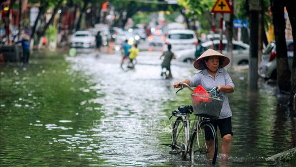 Ngập lụt tại nhiều tuyến đường ở thành phố Ninh Bình