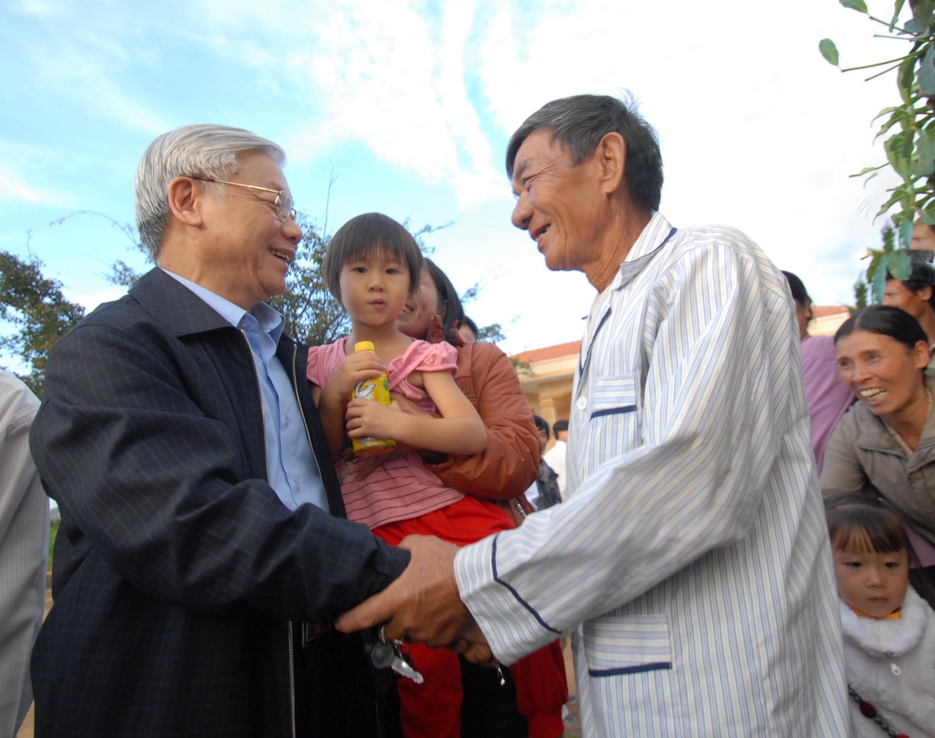 Trong chuyến thăm Lâm Đồng, Tổng Bí thư Nguyễn Phú Trọng thăm những người dân làm kinh tế mới ở xã Đông Thanh (Lâm Hà) đến từ Đông Anh, Thanh Trì (Hà Nội).