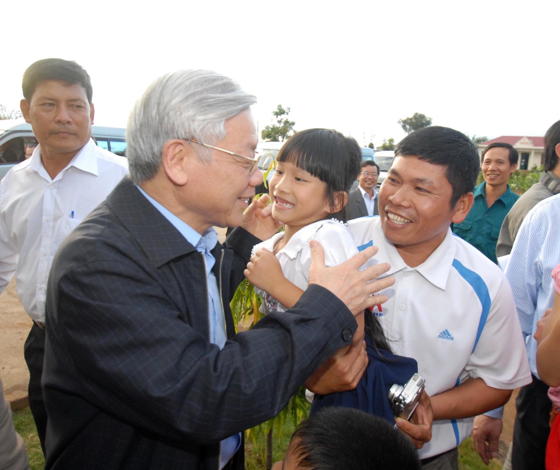 Tổng Bí thư Nguyễn Phú Trọng thân thiện với các em nhỏ ở xã Đông Thanh (Lâm Hà).
