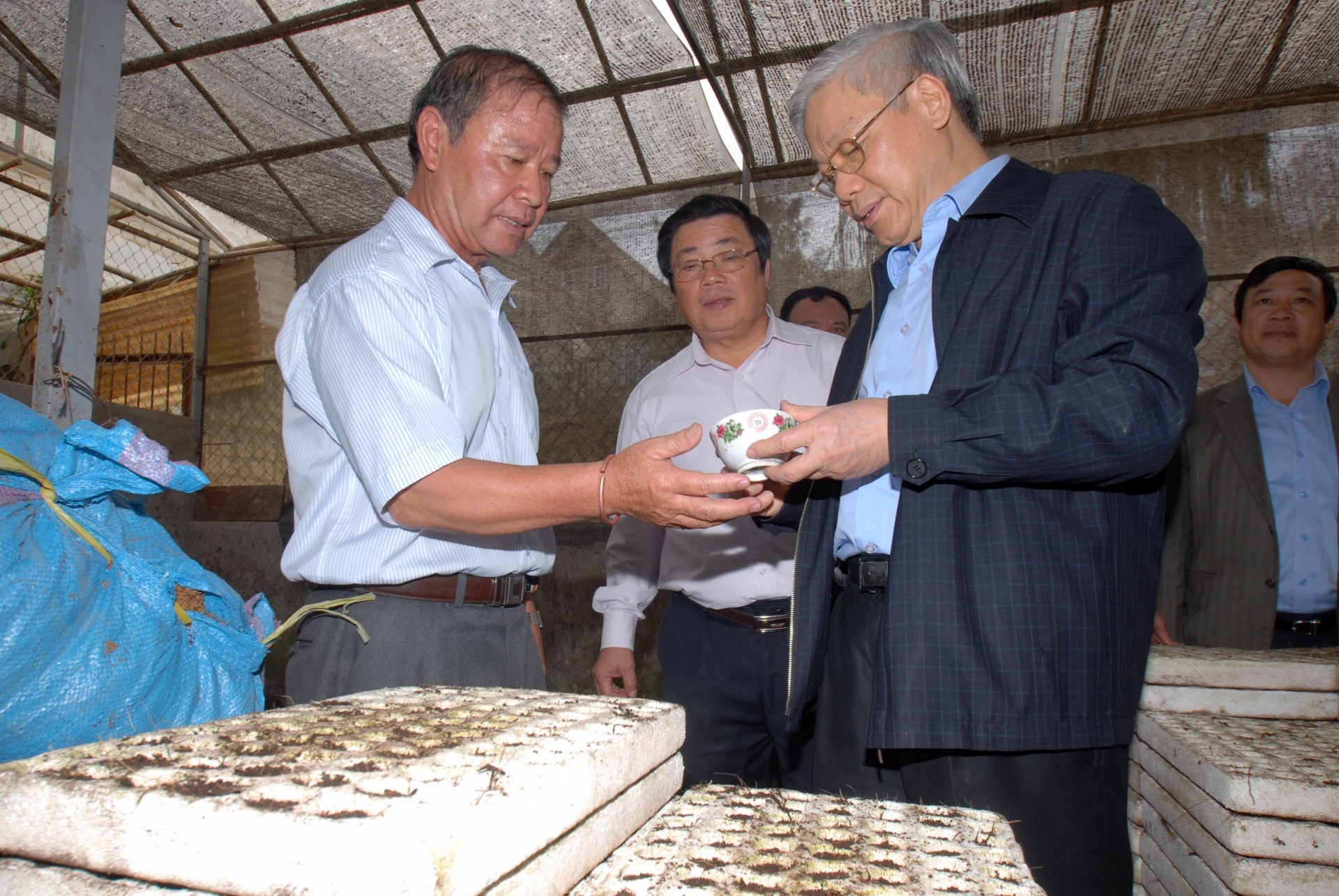 Tổng bí thư Nguyễn Phú Trọng vào sâu khu vực ươm giống để trao đổi, động viên nông dân Đà Lạt. 