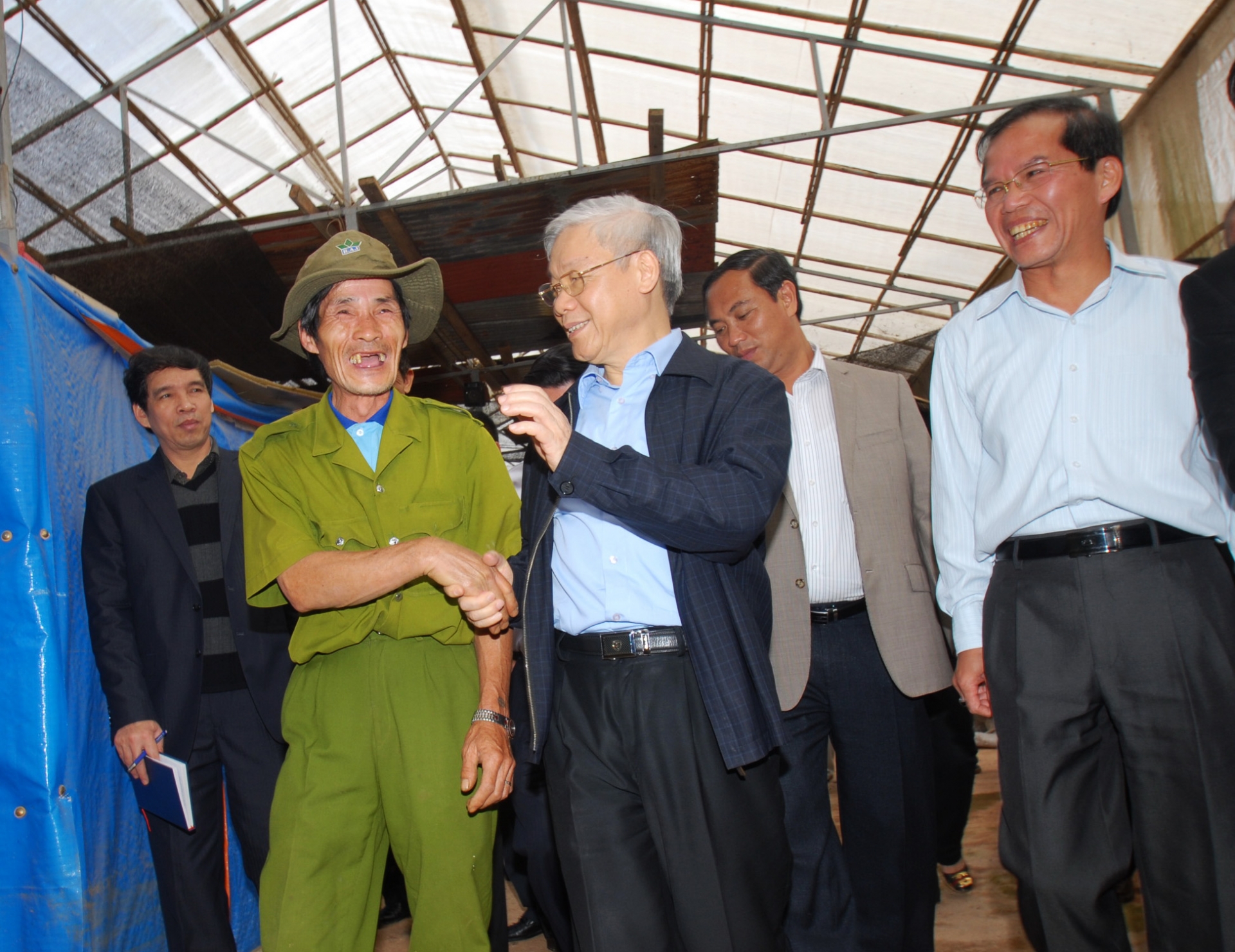 Tổng Bí thư Nguyễn Phú Trọng nói chuyện với người làm vườn thuê vào tháng 12/2012.