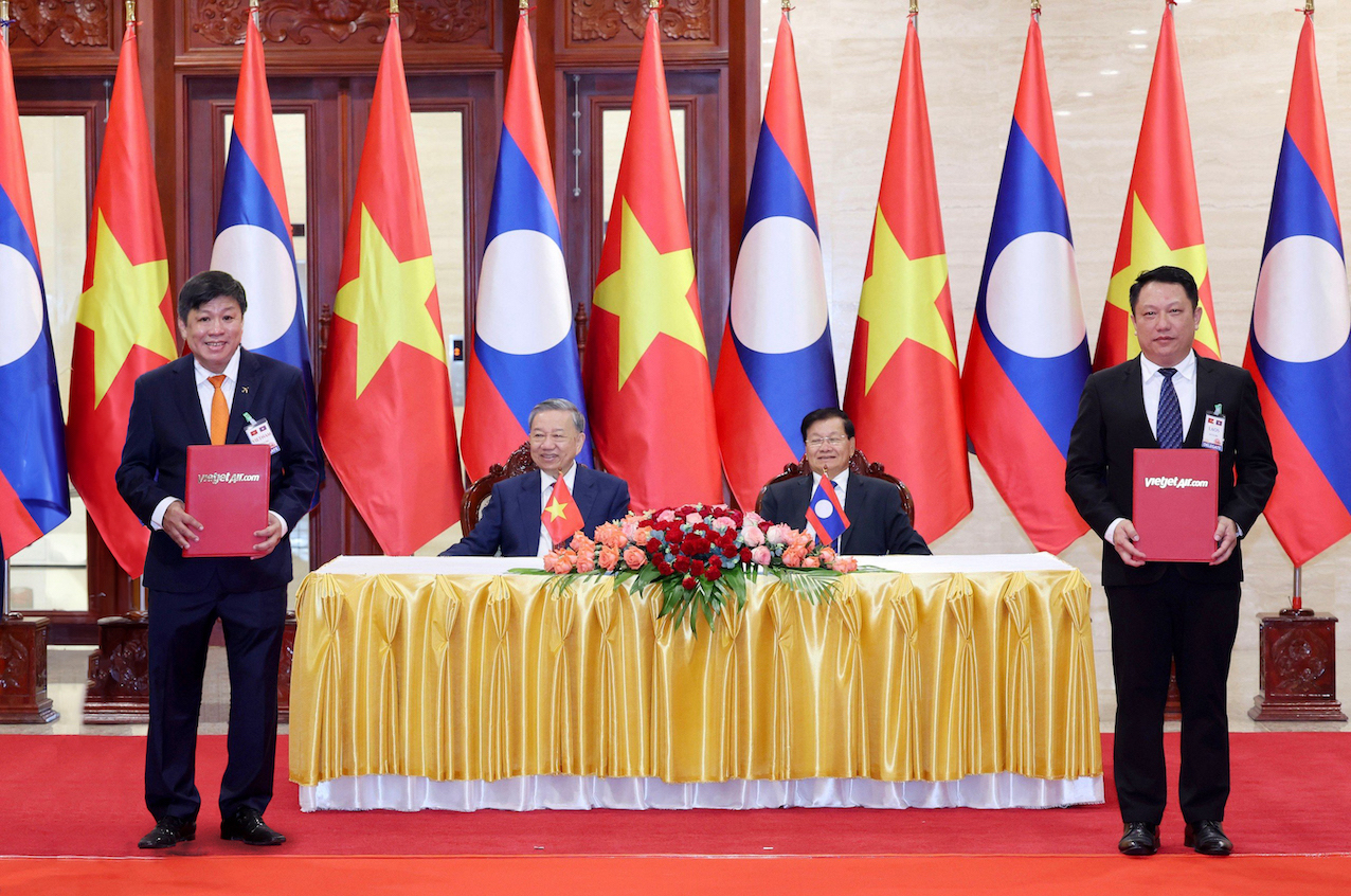 Vietjet và Bộ Công chính & Vận tải Lào vừa trao thoả thuận tăng cường kết nối vận tải hàng không Việt Nam – Lào trước sự chứng kiến của Chủ tịch nước Tô Lâm; Tổng Bí thư, Chủ tịch nước Lào Thongloun Sisoulith cùng lãnh đạo cấp cao hai nước