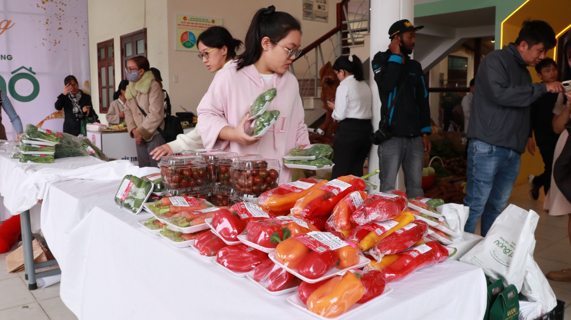 Rau xanh- trái cây tươi sẽ được cung cấp hàng ngày tại Nông phố Đà Lạt