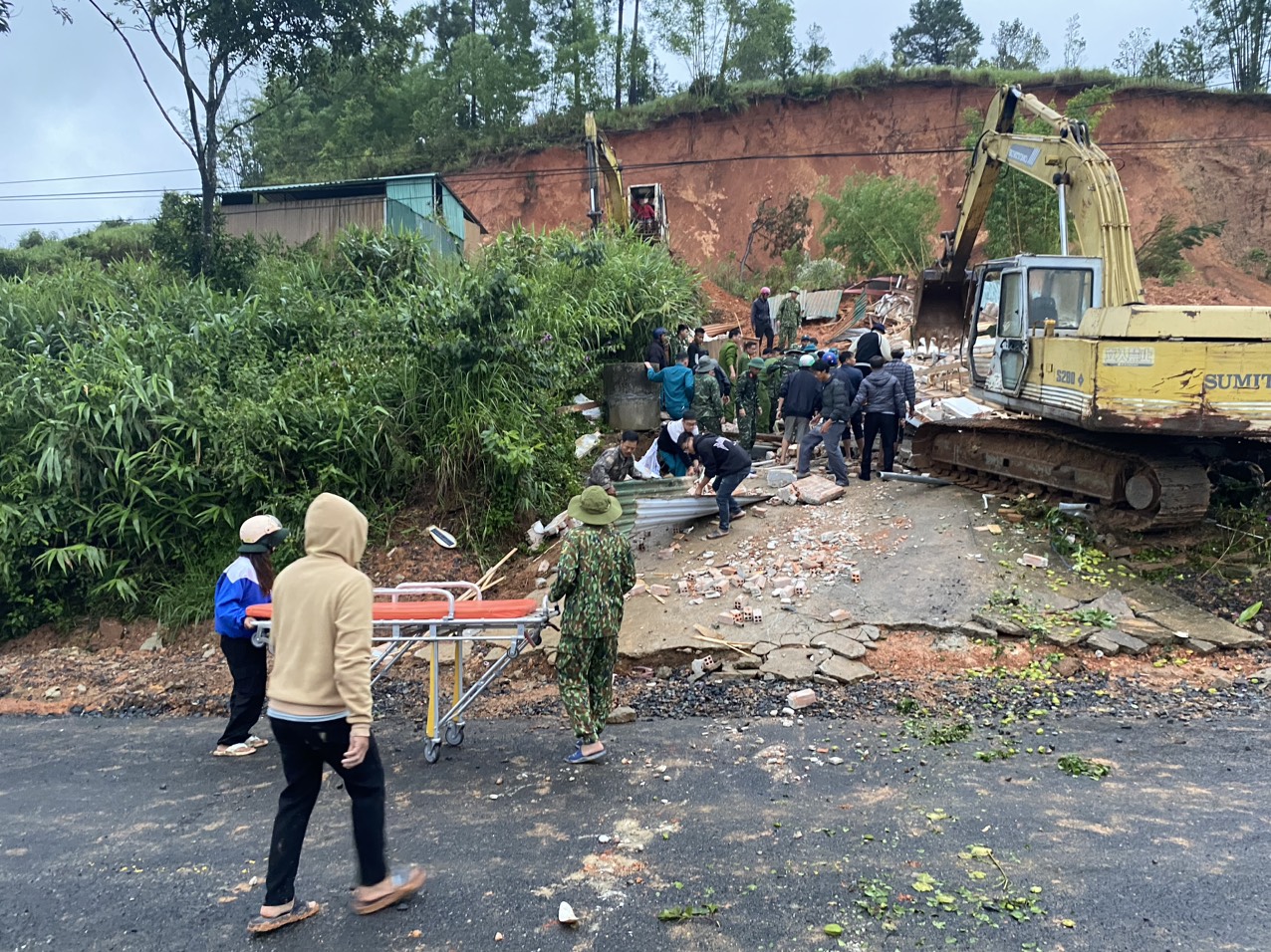 Các lực lượng tham gia cứu hộ tại hiện trường sạt lở đất xảy ra vào rạng sáng 15/7 tại xã Đạ KNàng, huyện Đam Rông. Ảnh: Ndong Brừm