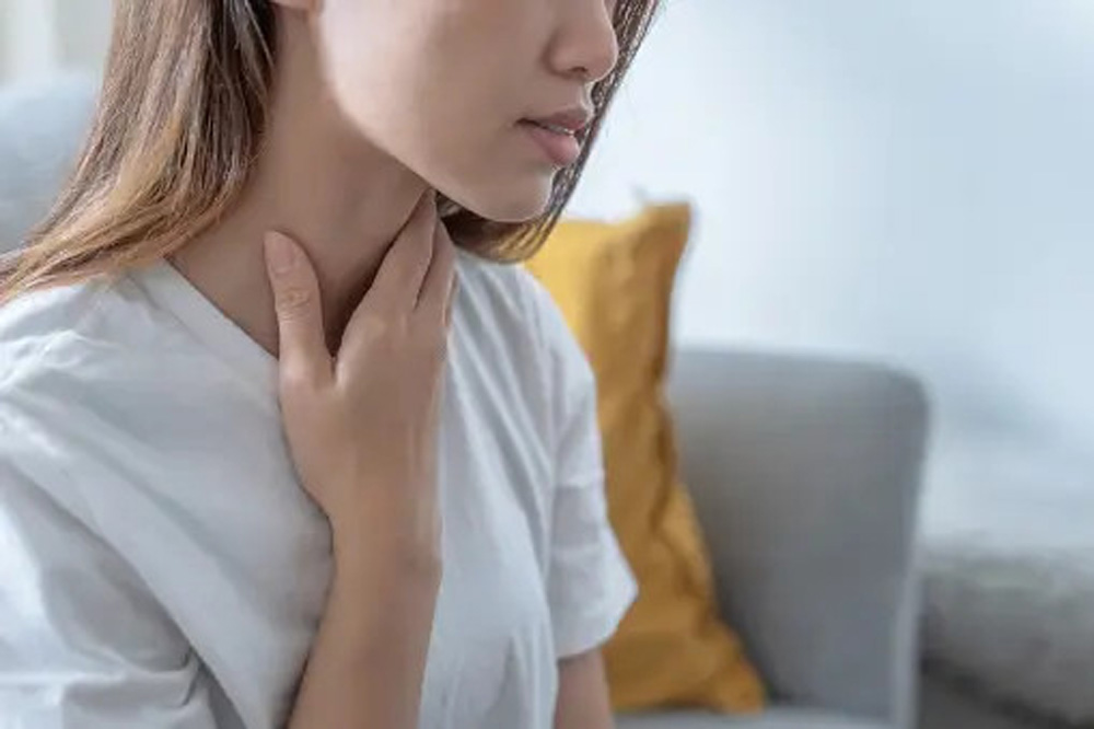 Đau họng dai dẳng kéo dài hơn 2 tuần là một trong những triệu chứng ít được biết đến của ung thư đầu và cổ. Ảnh Pexels
