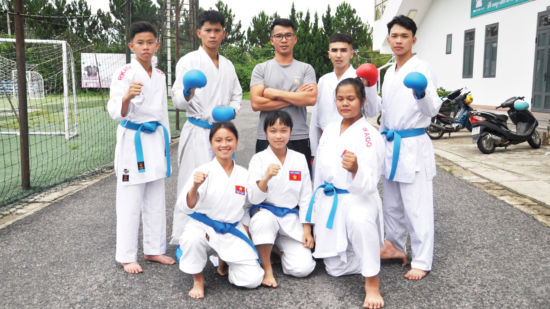 HLV Nguyễn Văn Hoàng ( đứng giữa, phía sau) cùng các môn sinh của mình tại một kỳ thi lên đẳng do Liên đoàn Karate Lâm Đồng tổ chức