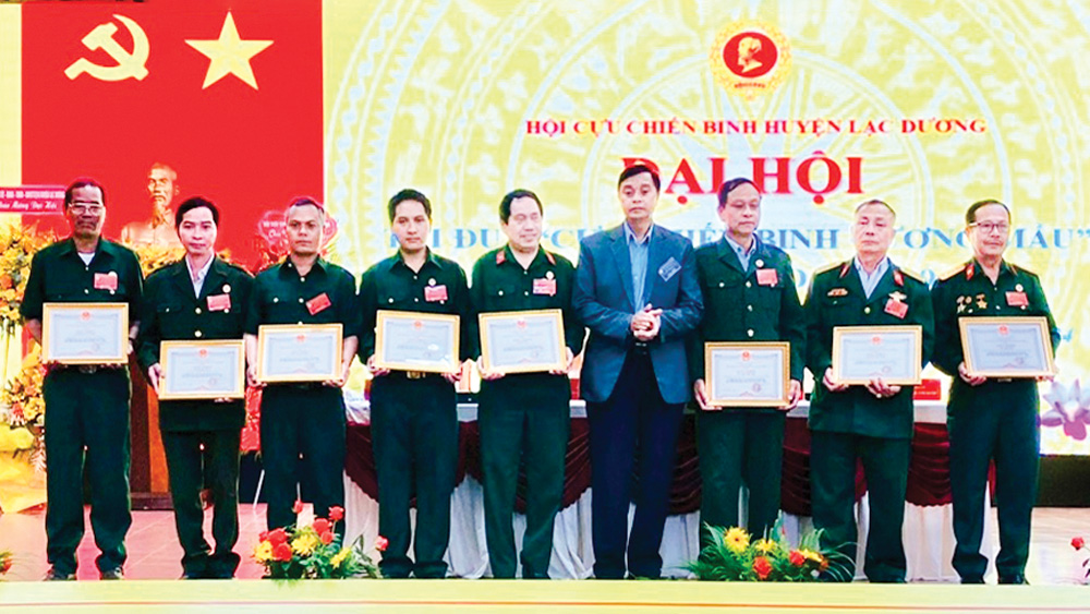 UBND huyện Lạc Dương khen thưởng các cá nhân có thành tích xuất sắc
trong Phong trào thi đua Cựu chiến binh gương mẫu giai đoạn 2019 - 2024