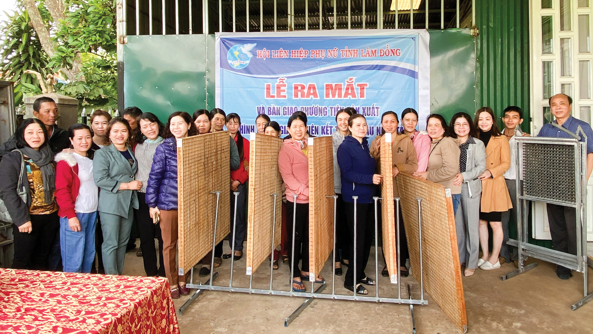 Hội LHPN tỉnh trao phương tiện sản xuất cho phụ nữ huyện Đức Trọng