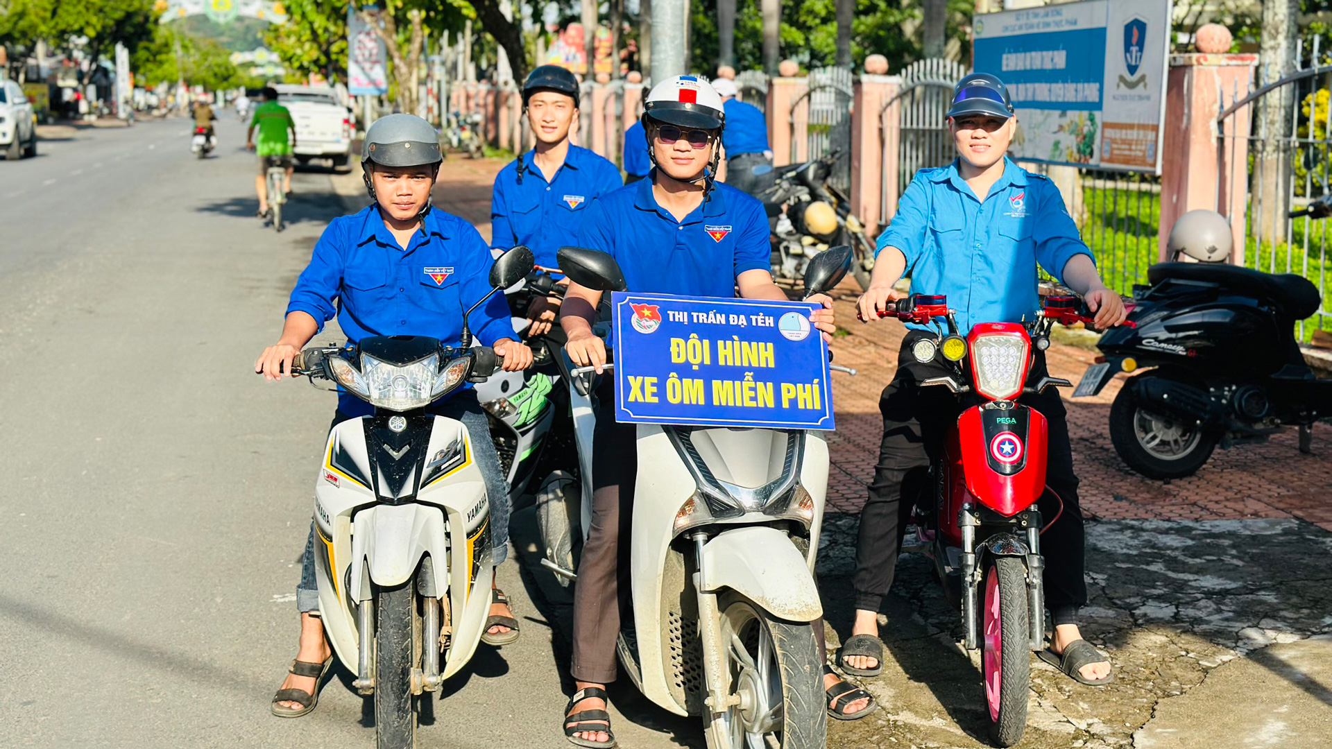 Đoàn viên, thanh niên huyện Đạ Tẻh tích cực tham gia các đội hình xung kích
tiếp sức mùa thi trong Kỳ thi tốt nghiệp THPT năm 2024