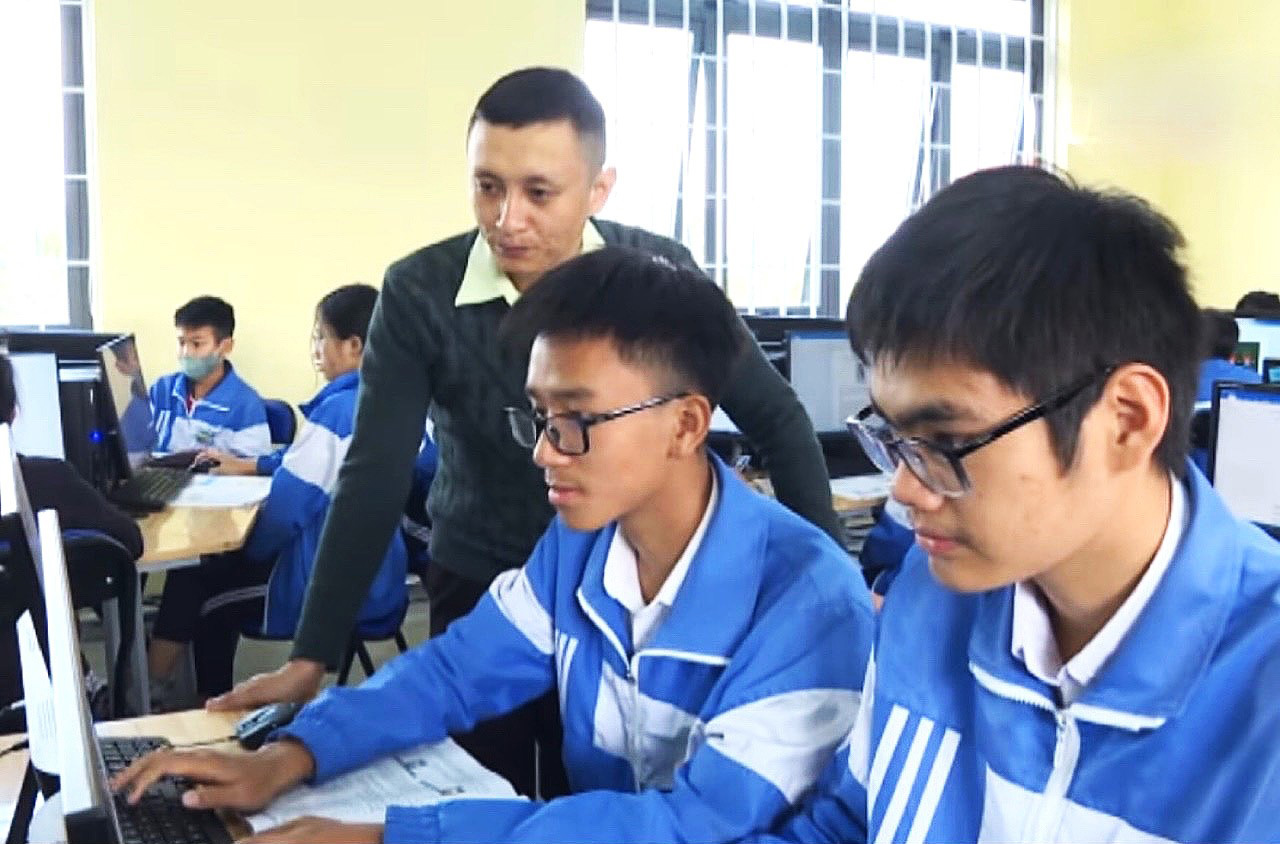 Học sinh Trường THCS Nguyễn Du, Đà Lạt trong một tiết thực hành công nghệ thông tin