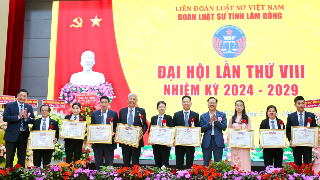 Các tập thể và cá nhân thuộc Đoàn Luật sư tỉnh Lâm Đồng nhận Bằng khen của Liên đoàn Luật sư Việt Nam
tại Đại hội Đoàn Luật sư tỉnh lần thứ VIII