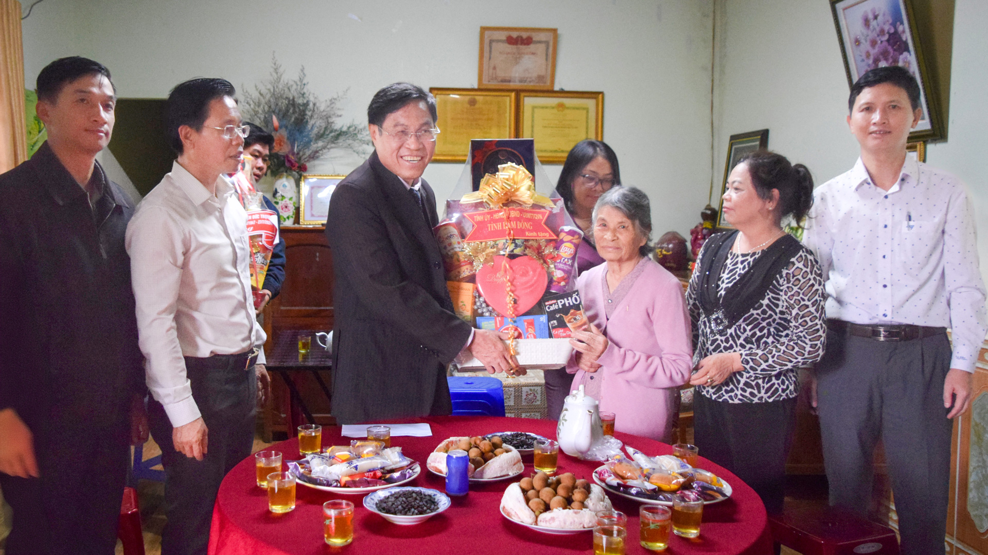 Phó Chủ tịch UBND tỉnh Võ Ngọc Hiệp thăm, tặng quà gia đình người có công trên địa bàn huyện Đức Trọng