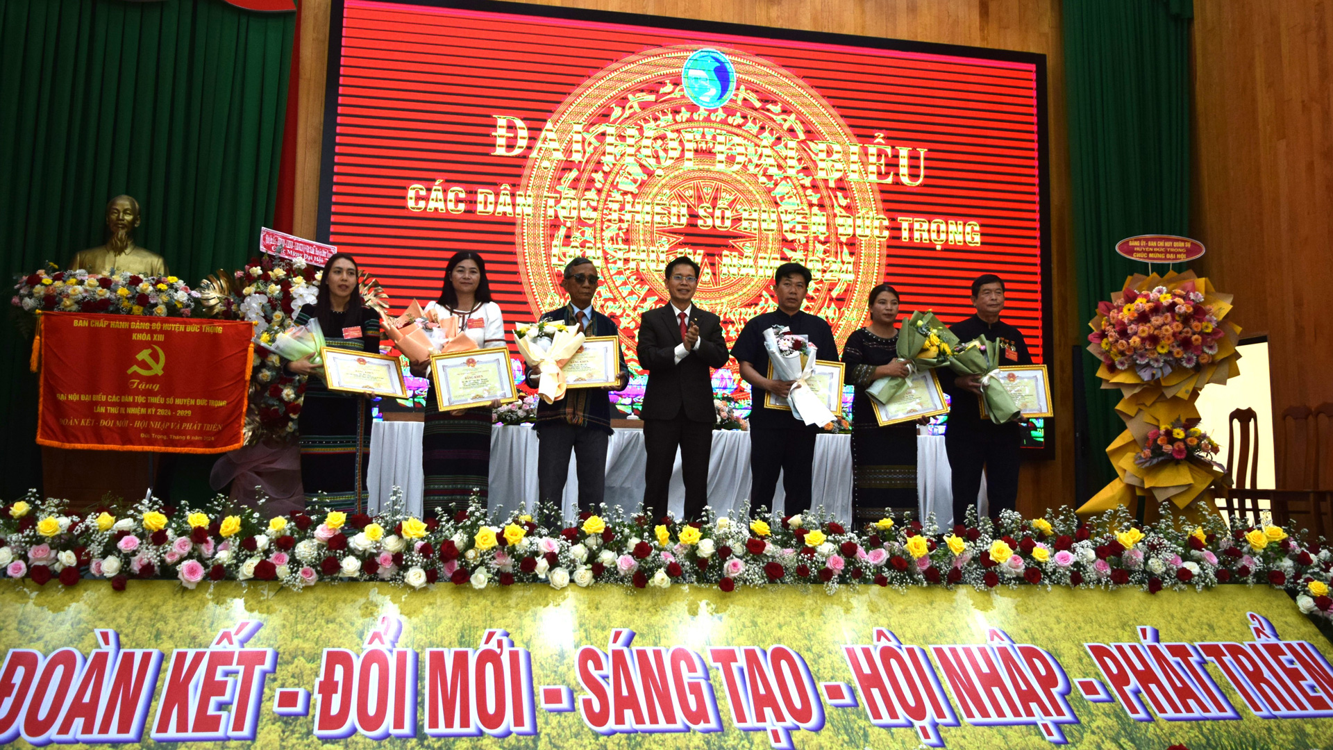 Đồng chí Trần Trung Hiếu - Bí thư Huyện ủy Đức Trọng, trao tặng Bằng khen của UBND tỉnh cho các cá nhân 
có thành tích xuất sắc