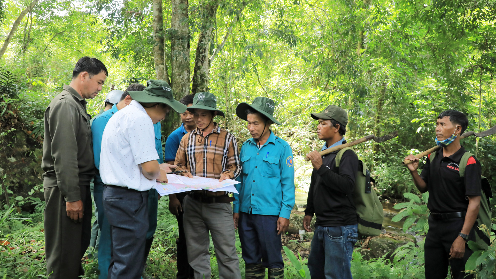 Cán bộ QLBVR và lực lượng nhận khoán triển khai kế hoạch tuần tra rừng