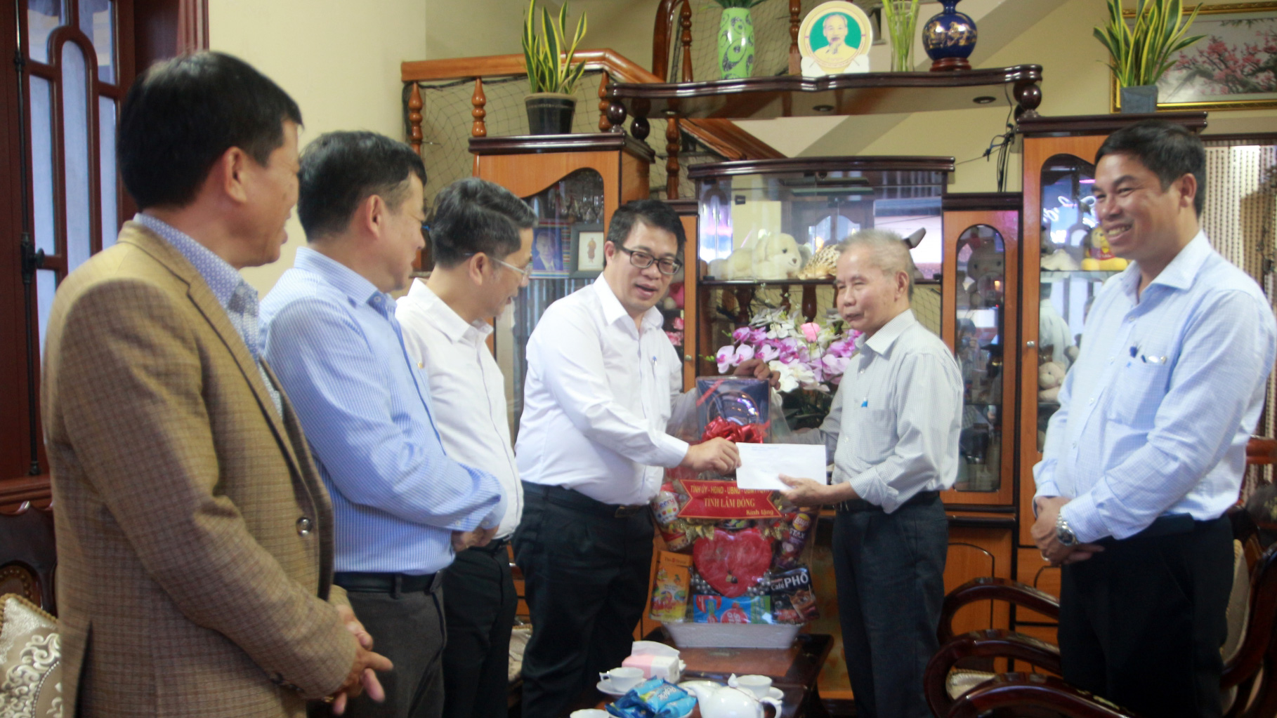Phó Chủ tịch UBND tỉnh Nguyễn Ngọc Phúc thăm hỏi, tặng quà gia đình thương binh Đặng Văn Hữu