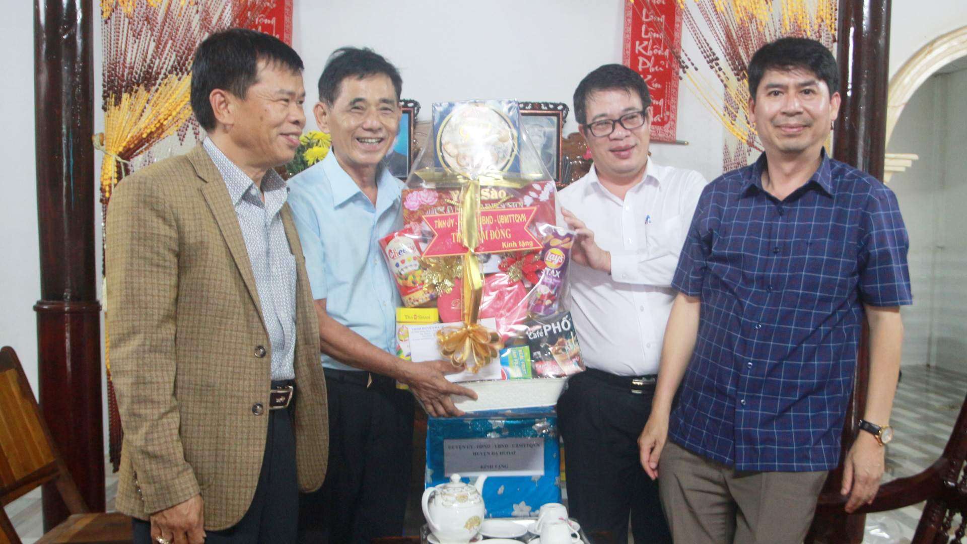Phó Chủ tịch UBND tỉnh Nguyễn Ngọc Phúc thăm và tặng quà các gia đình chính sách tại TP Bảo Lộc và huyện Đạ Huoai