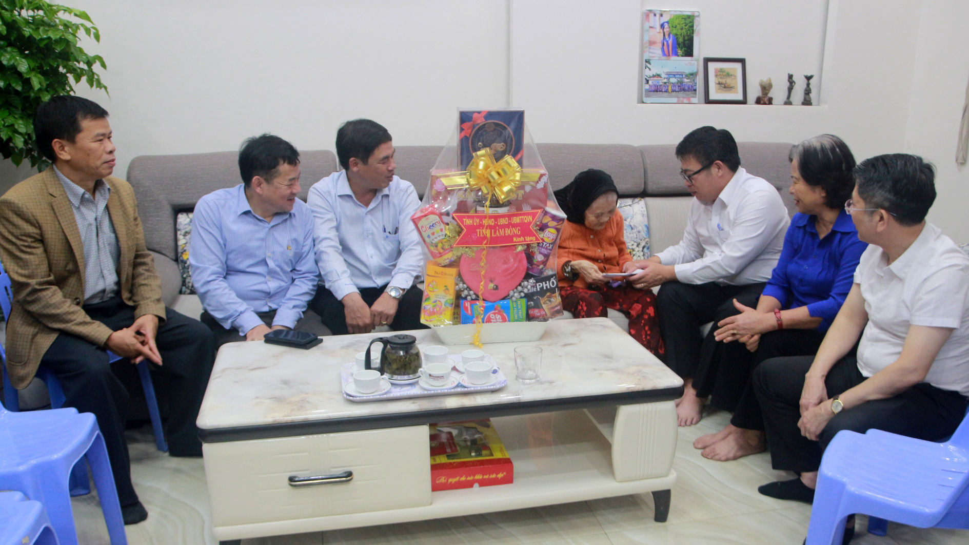 Phó Chủ tịch UBND tỉnh Nguyễn Ngọc Phúc thăm hỏi, tặng quà Mẹ Việt Nam Anh hùng Phạm Thị Nhược