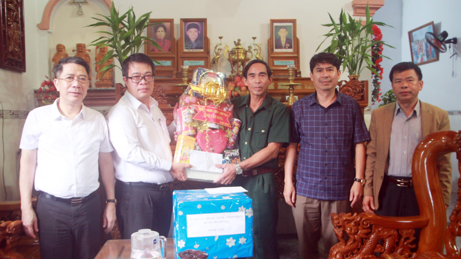 Phó Chủ tịch UBND tỉnh Nguyễn Ngọc Phúc thăm hỏi, tặng quà gia đình thương binh Ngô Văn Lân