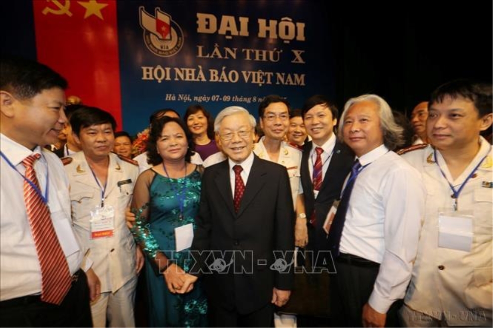 Tổng Bí thư Nguyễn Phú Trọng với các đại biểu dự Đại hội lần thứ X Hội Nhà báo Việt Nam