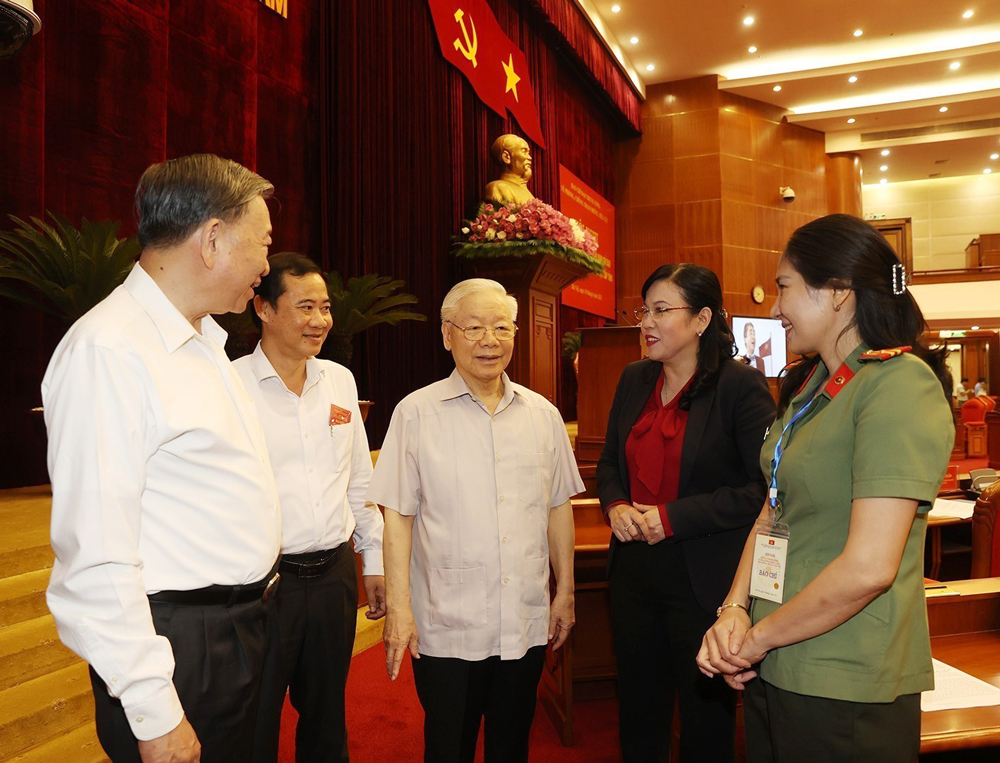 Tổng Bí thư Nguyễn Phú Trọng trao đổi với các đại biểu bên lề Hội nghị toàn quốc Sơ kết 1 năm hoạt động của Ban Chỉ đạo về phòng, chống tham nhũng, tiêu cực tỉnh, thành phố trực thuộc Trung ương tháng 6/2023.