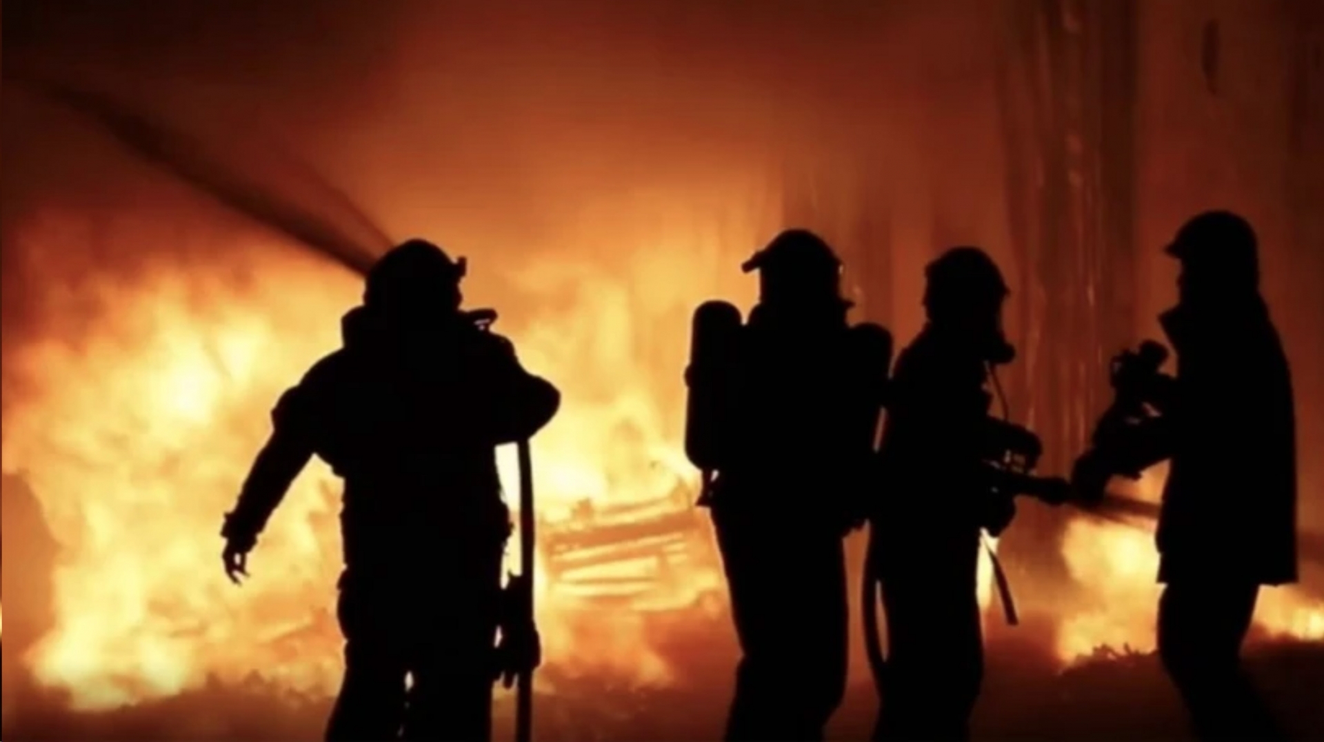 Lực lượng cứu hộ đã giải cứu được 30 người khỏi đám cháy