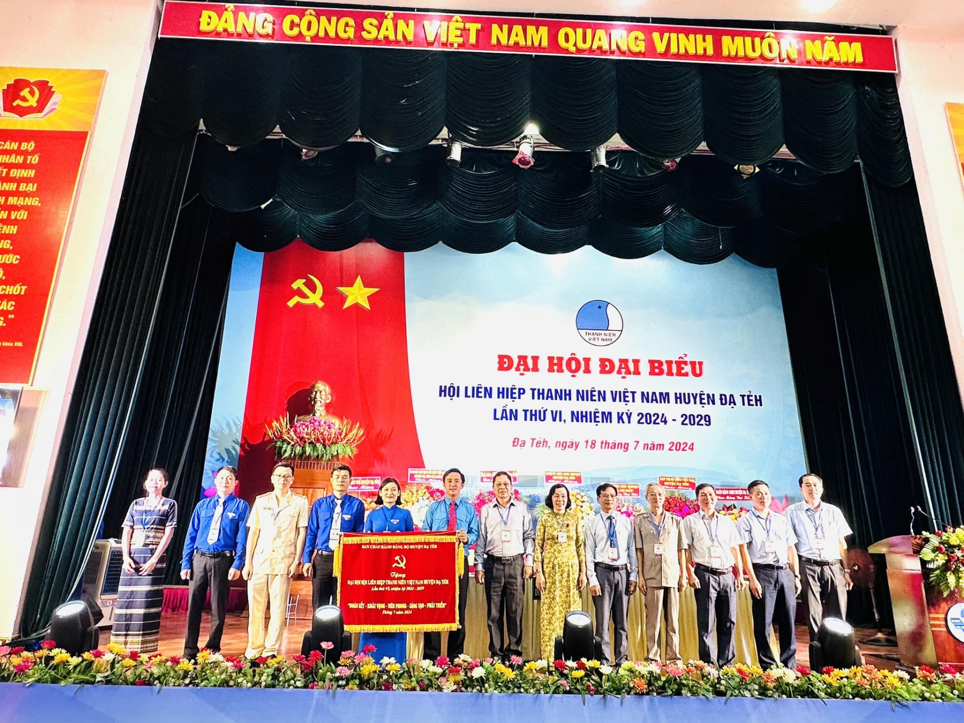 Lãnh đạo huyện Đạ Tẻh trao bức trướng cho Hội LHTN Việt Nam huyện. 