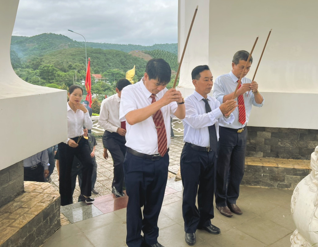 Lãnh đạo huyện Đạ Huoai dâng nén tâm nhang tưởng nhớ các Anh hùng liệt sĩ
