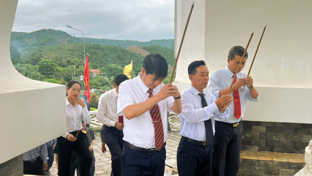 Lãnh đạo huyện Đạ Huoai dâng hương tưởng niệm các Anh hùng liệt sĩ