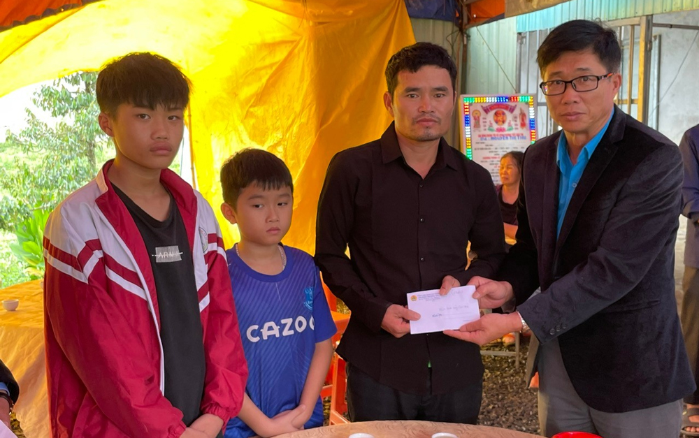 Ông Lê Ngọc Phúc – Phó Chủ tịch Thường trực Liên đoàn Lao động tỉnh (bên phải) trao hỗ trợ gia đình cô giáo Nguyễn Thị Thu.
