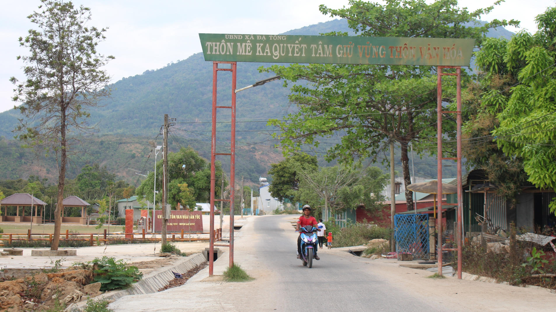 Đường đến buôn làng trên địa bàn xã Đạ Tông, huyện Đam Rông được mở rộng khang trang
