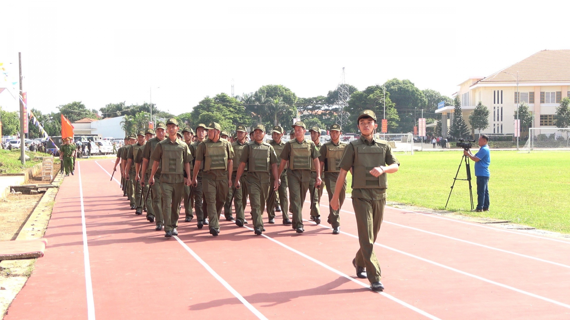 Lực lượng tham gia đảm bảo ANTT tại cơ sở huyện Đức Trọng diễu hành tại buổi lễ ra mắt