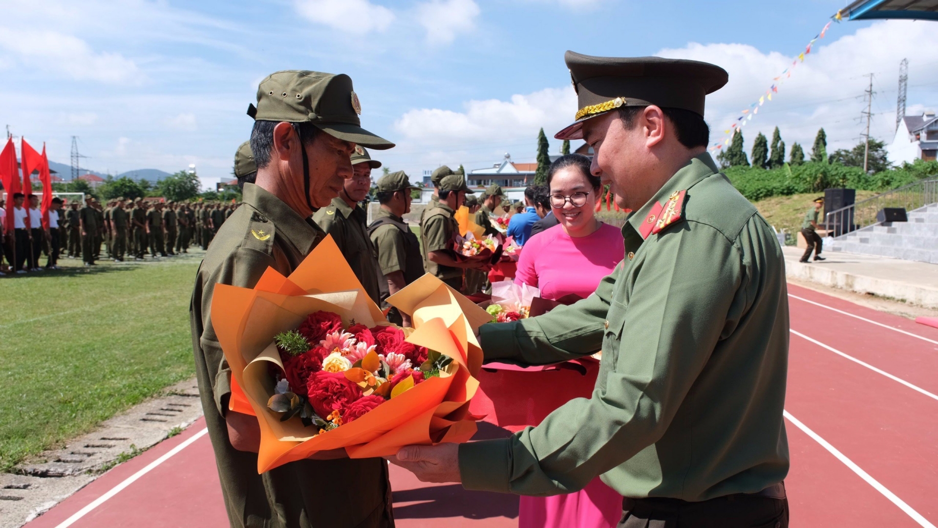 Đại tá Trương Minh Đương - Giám đốc Công an tỉnh tặng hoa chúc mừng lực lượng tham gia đảm bảo ANTT 