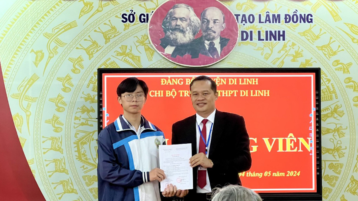 Trao quyết định kết nạp đảng viên mới là học sinh tại Trường THPT Di Linh
