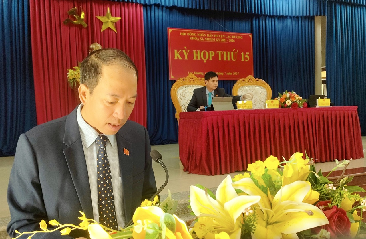 Bí thư Huyện ủy, Chủ tịch HĐND huyện Sử Thanh Hoài phát iểu bế mạc kỳ họp