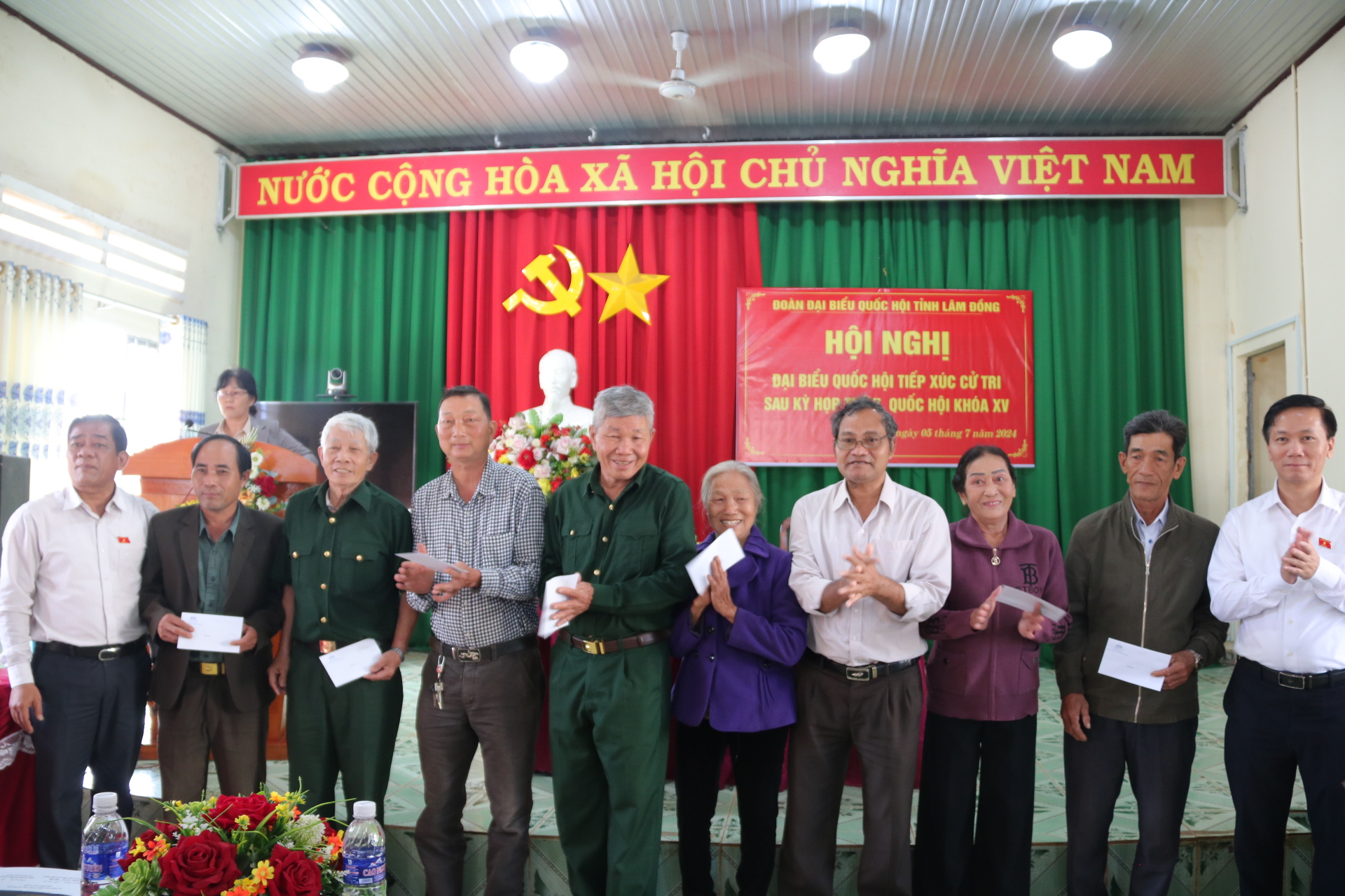 Đoàn Đại biểu Quốc hội tỉnh Lâm Đồng tặng quà cho các gia đình chính sách