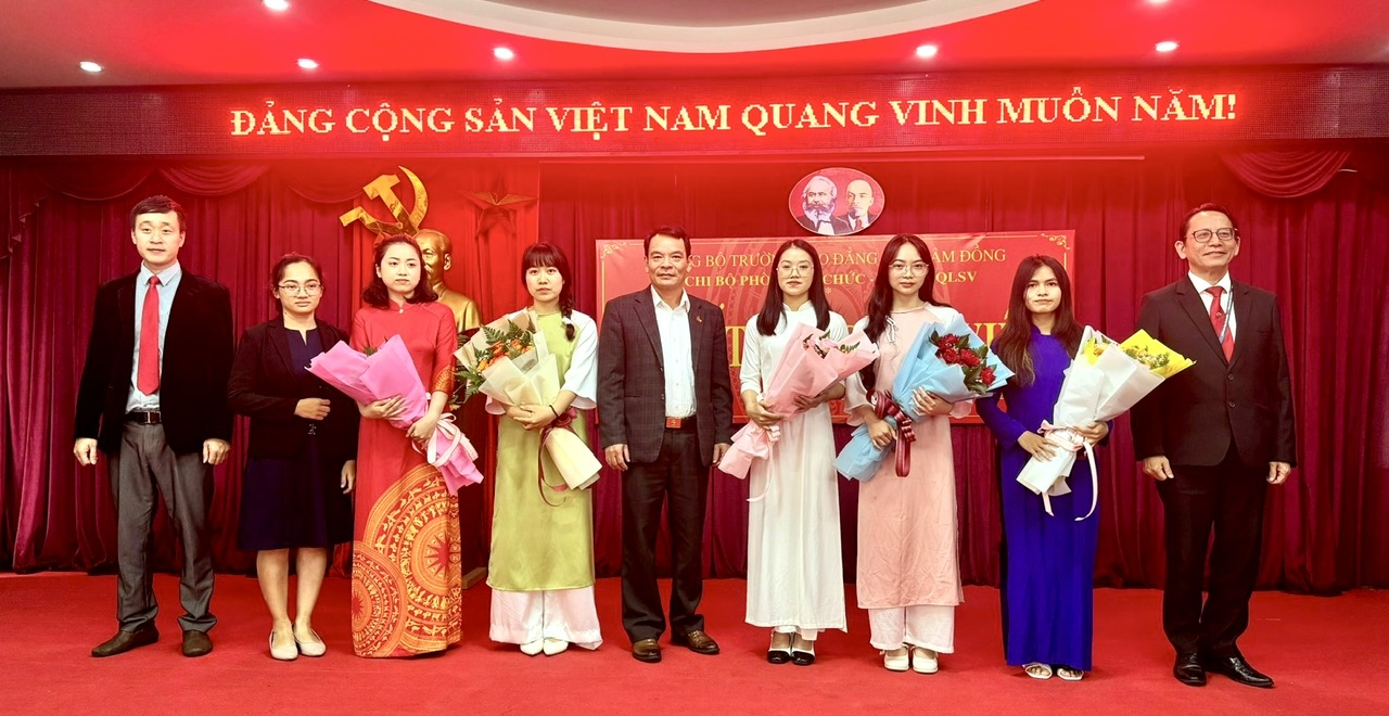 Đảng bộ Trường Cao đẳng Y tế Lâm Đồng kết nạp thêm 5 đảng viên là sinh viên