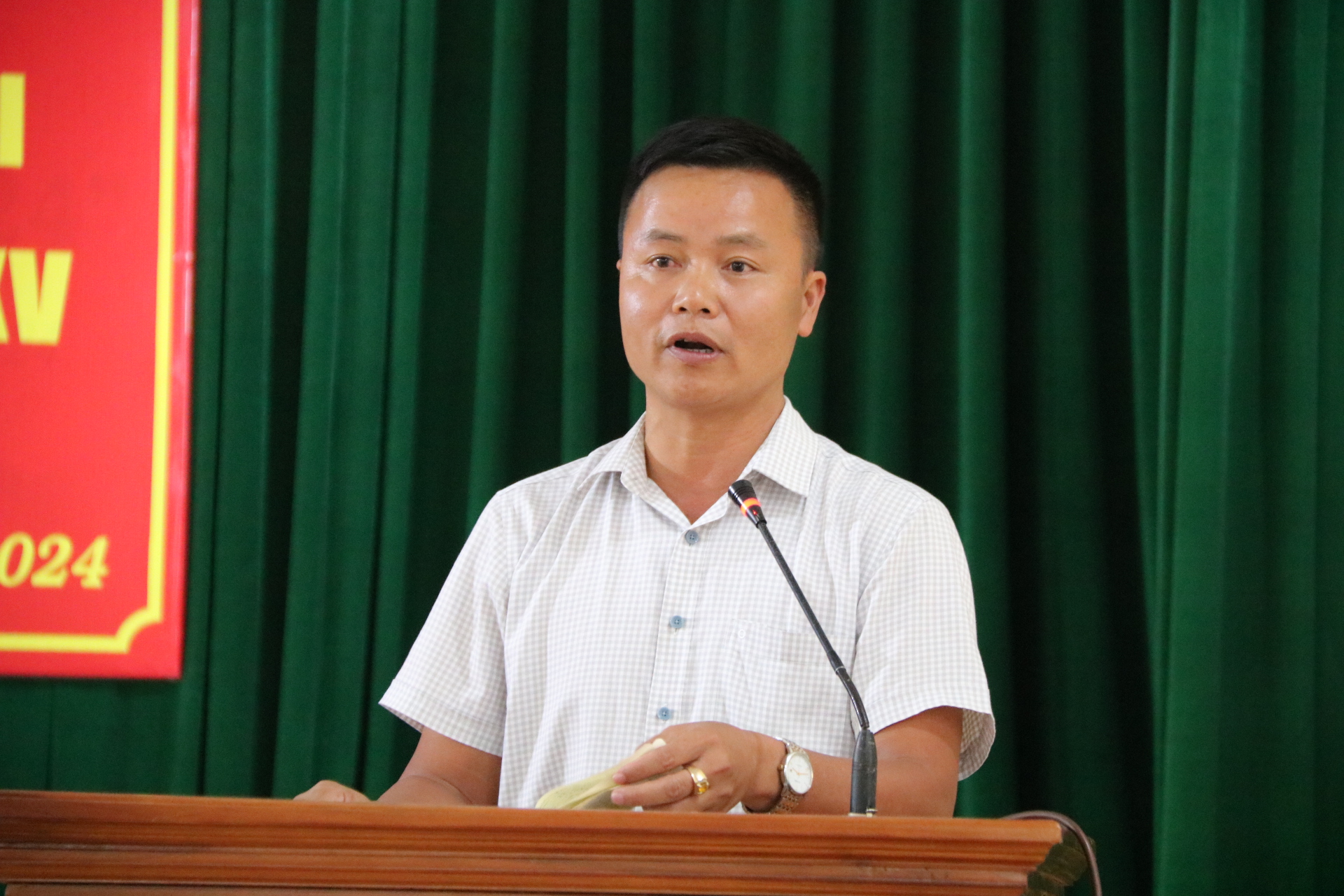 Ông Nguyễn Minh Toản - Chủ tịch UBND xã Tân Hà giải trình tại buổi tiếp xúc