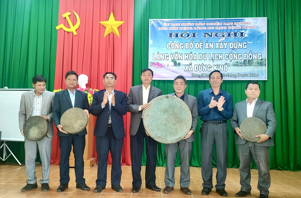 Lãnh đạo huyện Lạc Dương trao tặng bộ chiêng cho Làng văn hóa du lịch cộng đồng xã Đưng K’Nớ