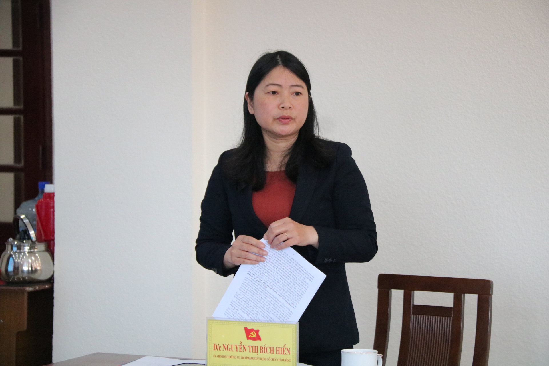Bà Nguyễn Thị Bích Hiển - Trưởng ban Xây dựng Đảng Tổ chức cơ sở Đảng ý kiến tại hội nghị