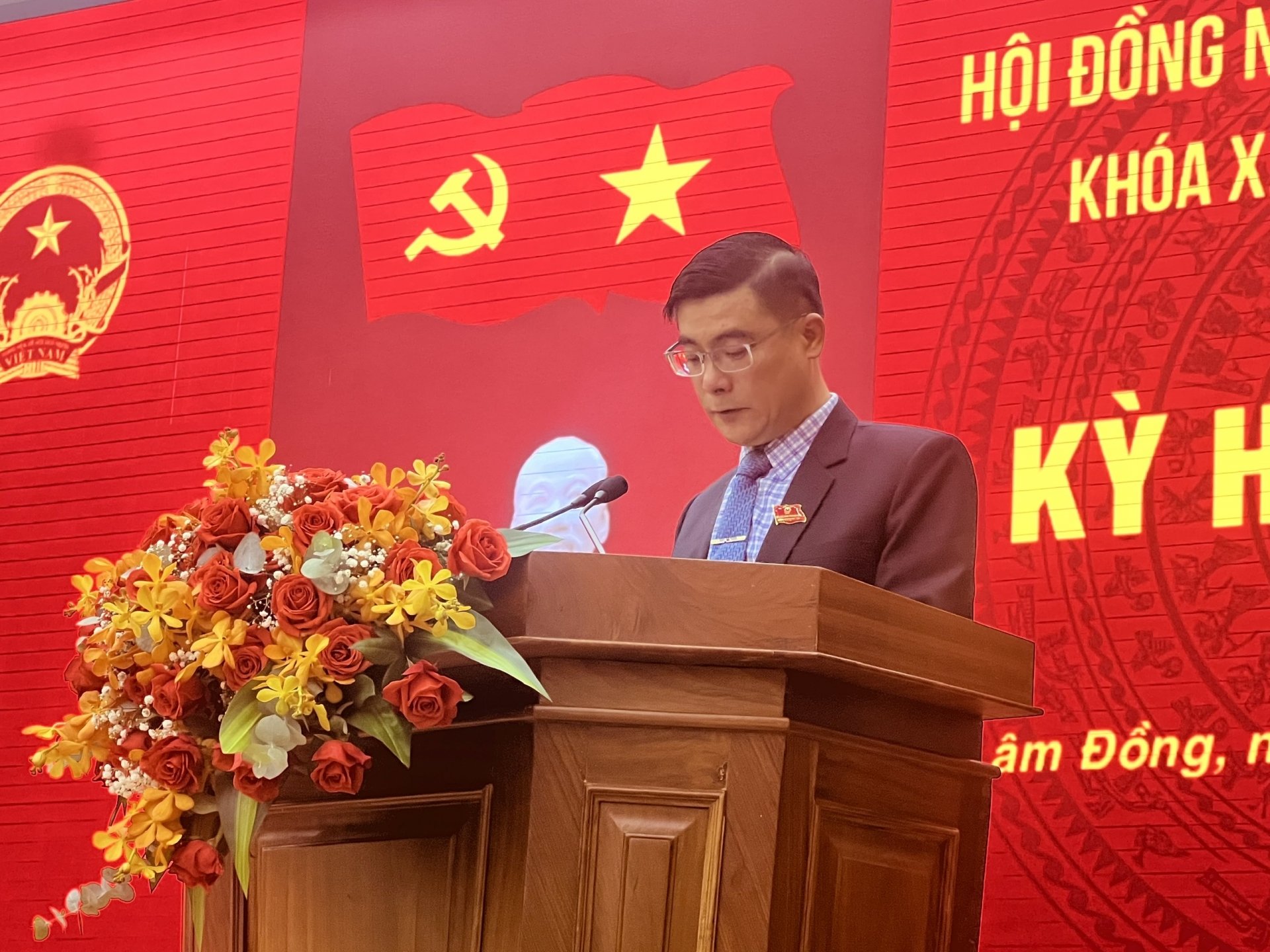 Phó Chủ tịch HĐND tỉnh Nguyễn Khắc Bình báo cáo kết quả giải quyết kiến nghị của cử tri