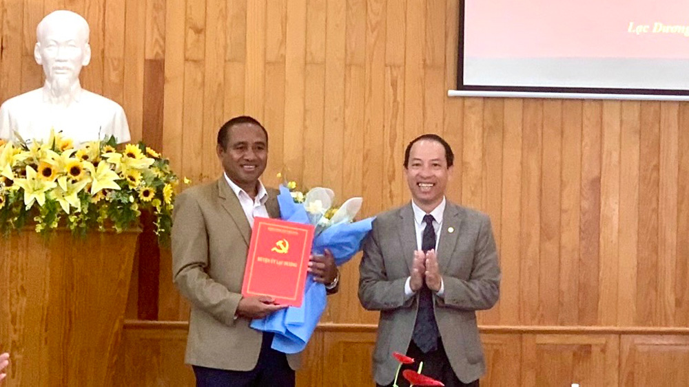 Đồng chí Sử Thanh Hoài - Bí thư Huyện ủy, Chủ tịch HĐND huyện Lạc Dương trao quyết định và tặng hoa chúc mừng đồng chí Cil Duin