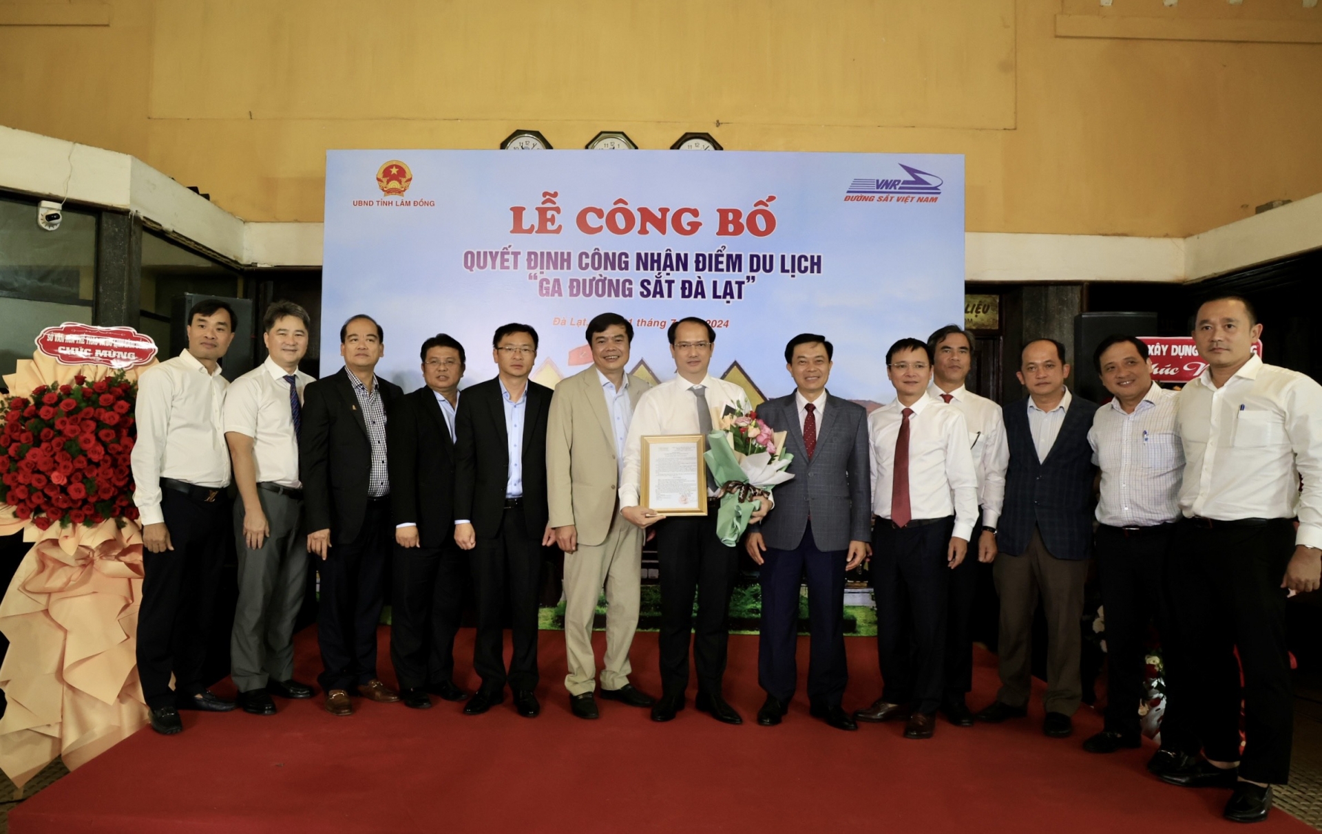 Các đại biểu của tỉnh Lâm Đồng và thành phố Đà Lạt tham dự Lễ công bố chụp ảnh lưu niệm với lãnh đạo Tổng Công ty Đường sắt Việt Nam