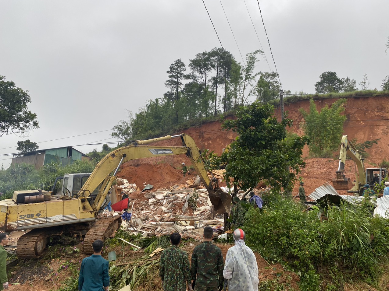 Lực lượng chức năng tập trung cứu nạn, cứu hộ và khắc phục hiện trường vụ sạt lở ở huyện Đam Rông