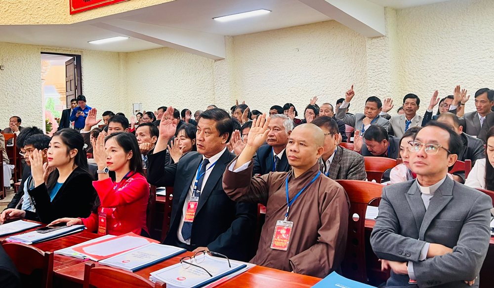 Các đại biểu biểu quyết thống nhất hiệp thương chọn cử 62 vị vào Ủy viên Ủy ban MTTQ Việt Nam TP Đà Lạt khoá XI