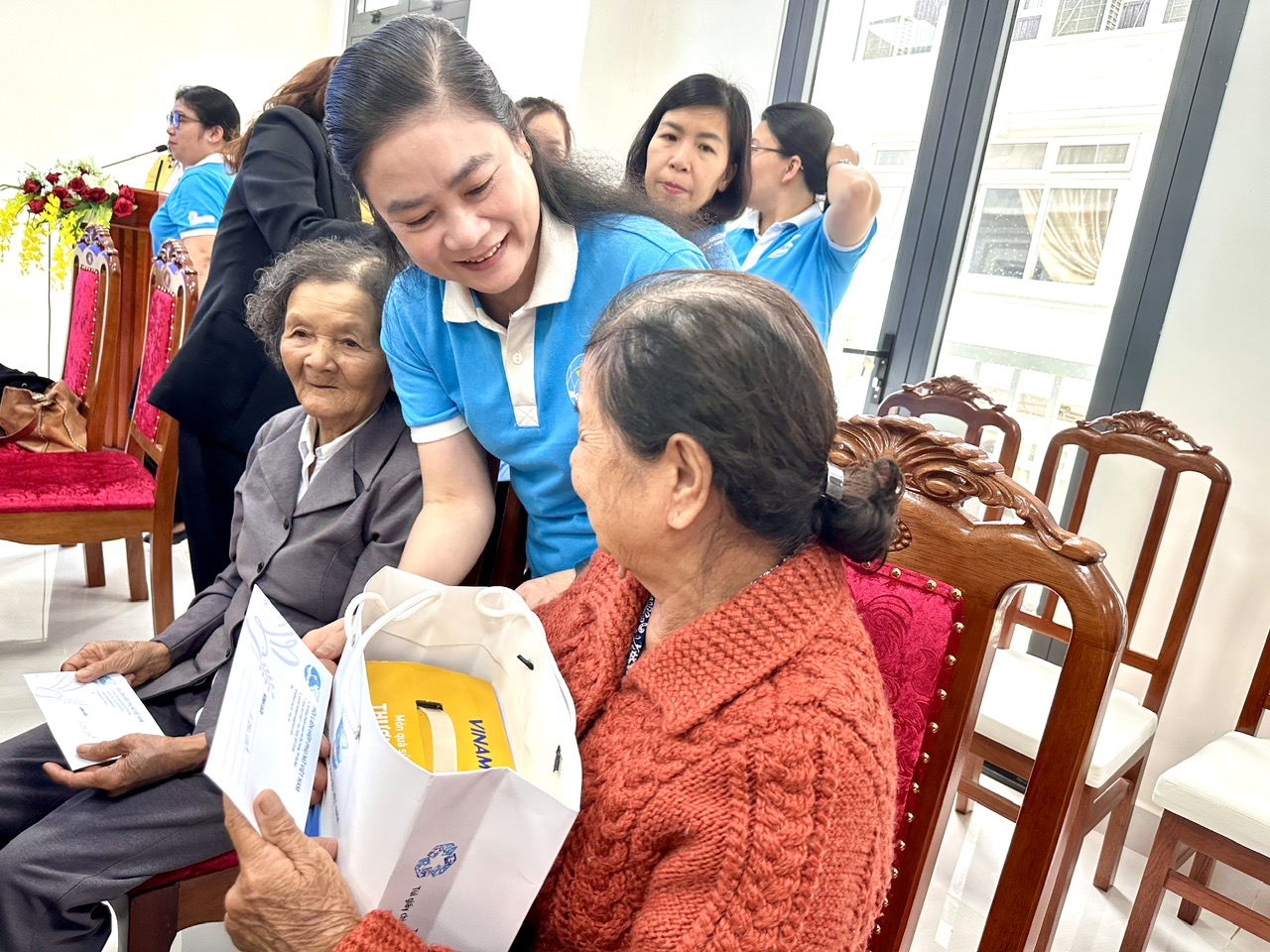 Phó Chủ tịch Thường trực Hội LHPN Việt Nam tặng quà cho các gia đình chính sách
